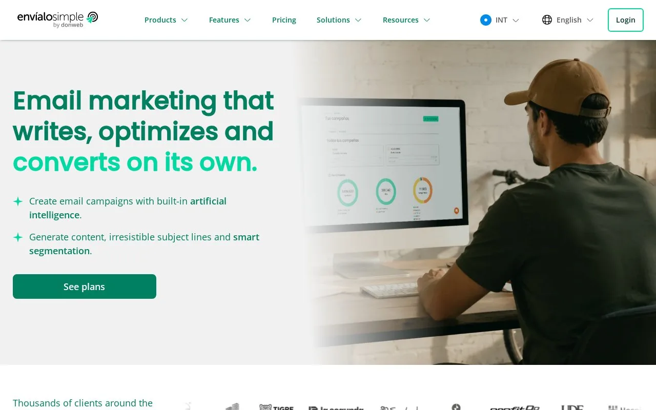 Screenshot of the EnvíaloSimple homepage