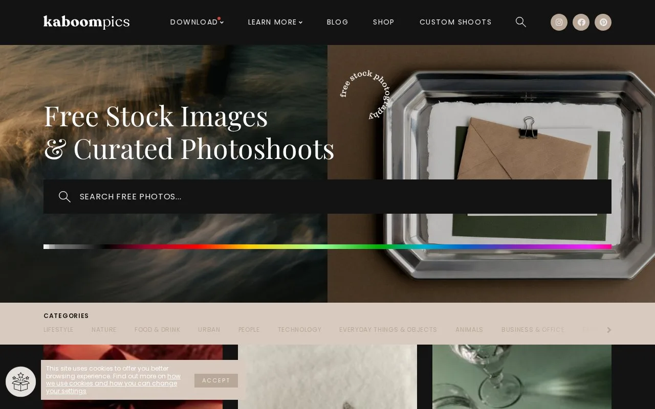 Screenshot of the Kaboompics homepage