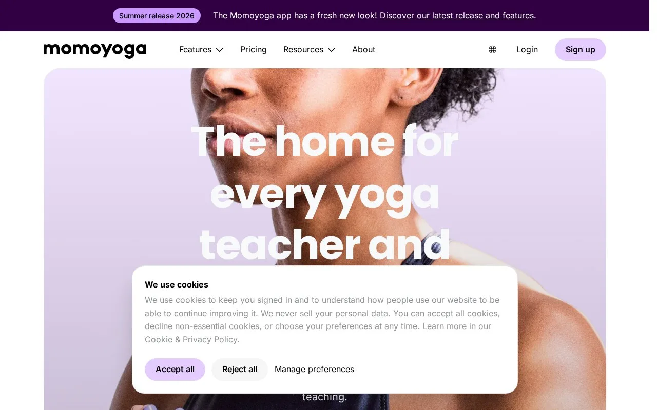 Screenshot of the Momoyoga homepage